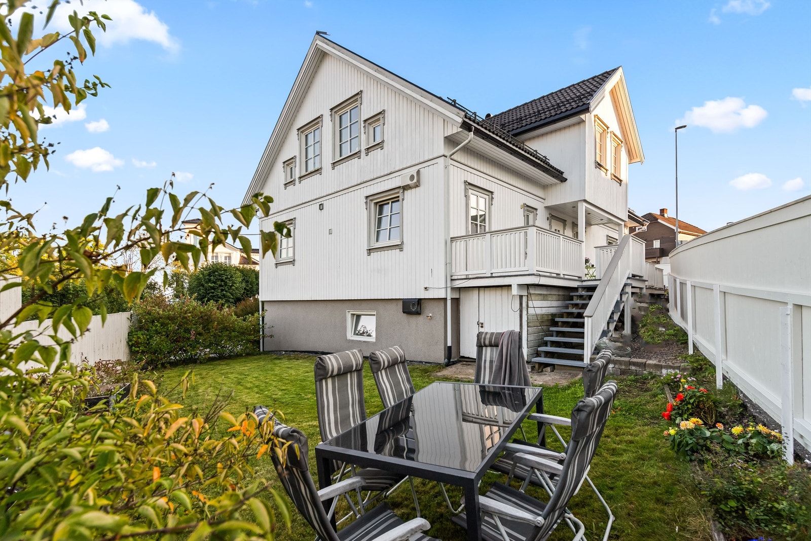 Mot nord/øst er det tilrettelagt med en hageparsell - perfekt til lek og moro, eller for deg som drømmer om en lettstelt hageflekk i sentrale omgivelser. Galleribilde