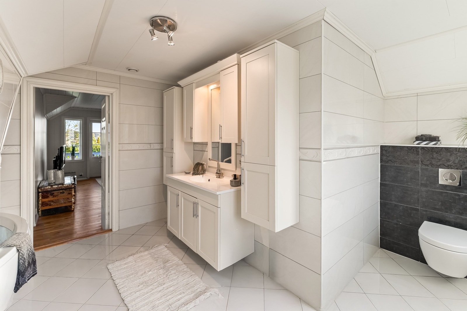 Boligens hovedbad i 2. etasje er stort og romslig, med fliser på gulv og vegger. Det er varmekabler i gulv. Galleribilde