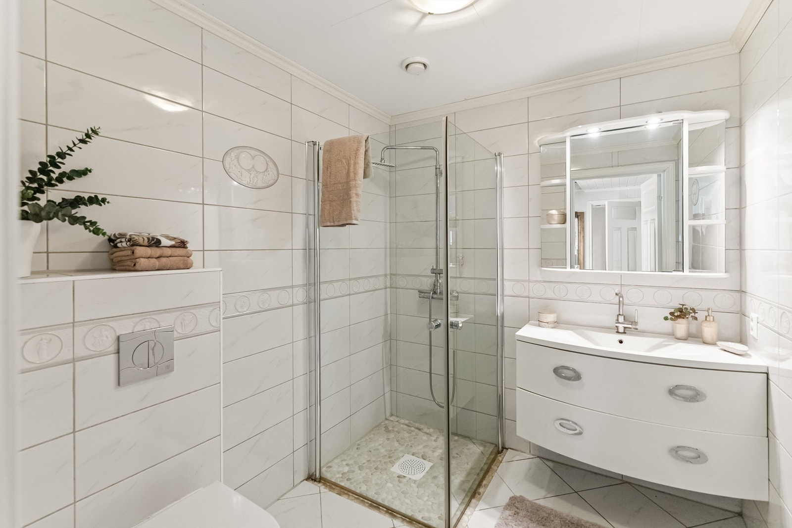 Pent flislagt bad i boligens 1. etasje med varmekabler i gulv. Galleribilde