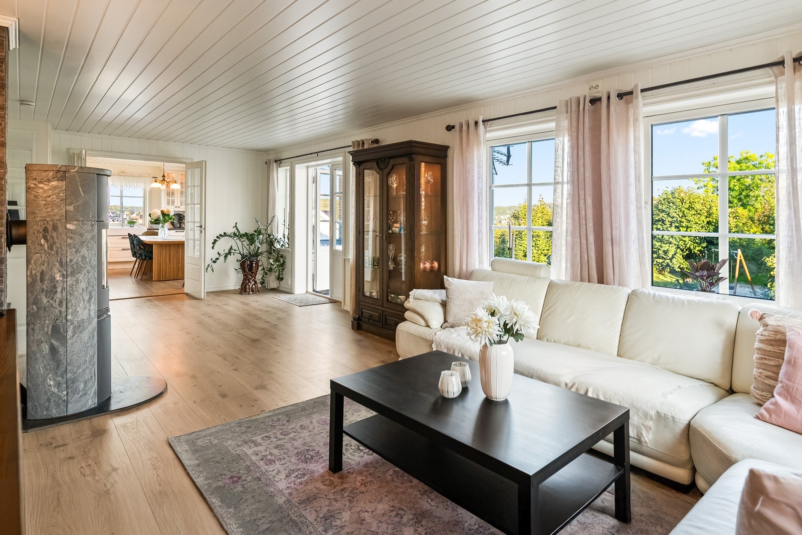 Her er det rikelig med plass til både TV-krok og spisestue om ønskelig. Galleribilde