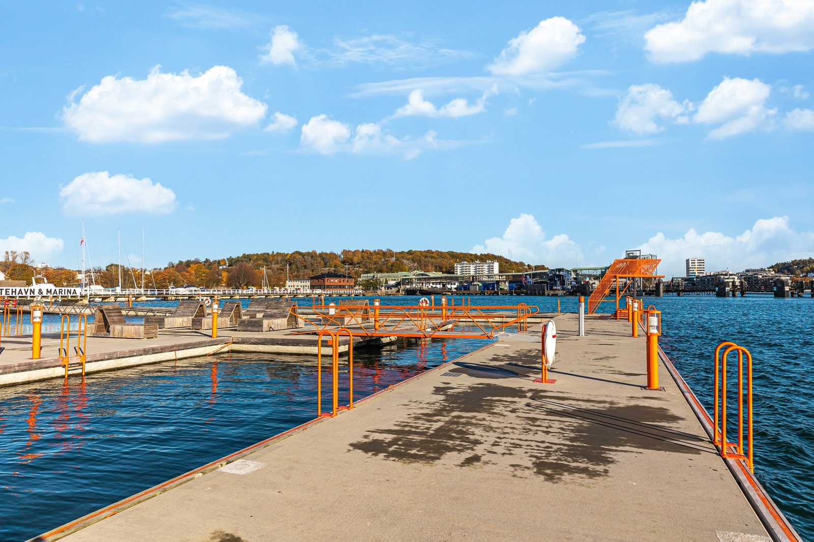 Sandefjord er kjent som en av landets flotteste sommerbyer Dersom du ønsker en forfriskende dukkert finnes det også gode bademuligheter i Sandefjords bybad, Strømbadet. Galleribilde