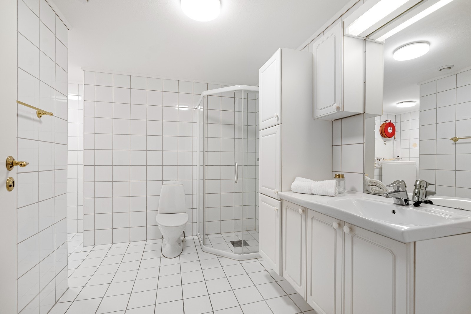 Bad og vaskerom av god størrelse Galleribilde