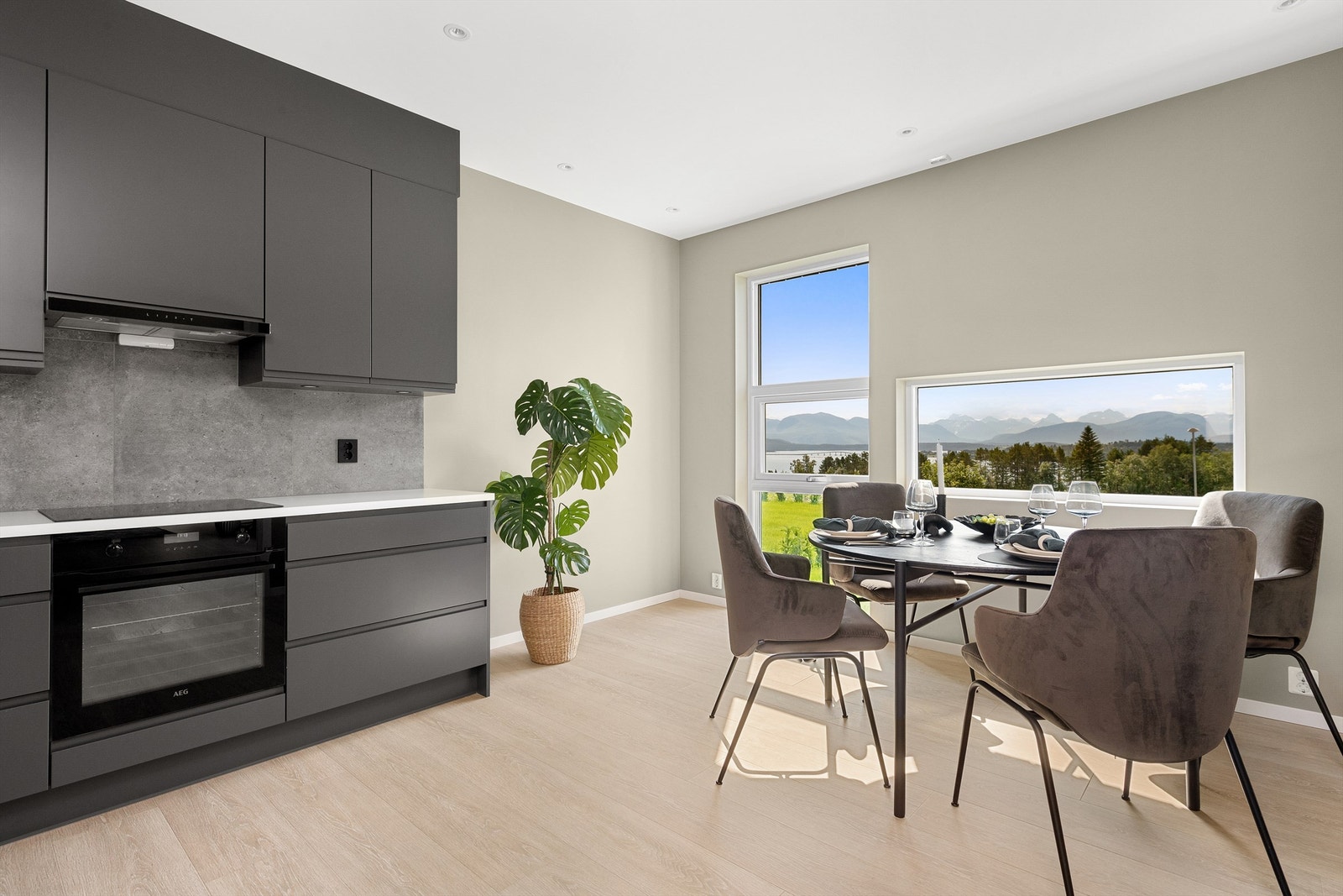 Det er rom for spiseplass på kjøkkenet. Galleribilde