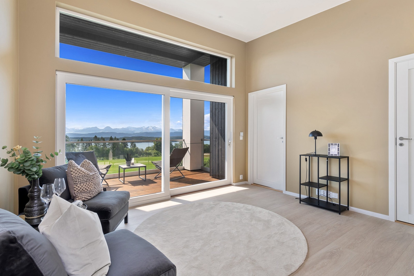 Trivelig stue i 2. etasje med høy himling og store vindusflater. Galleribilde