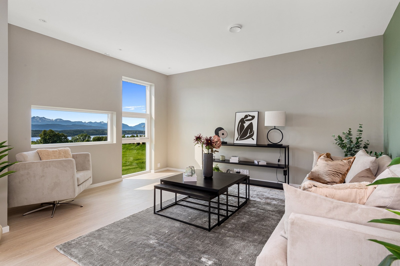 God plass til sofagruppe og diverse møblement. Galleribilde