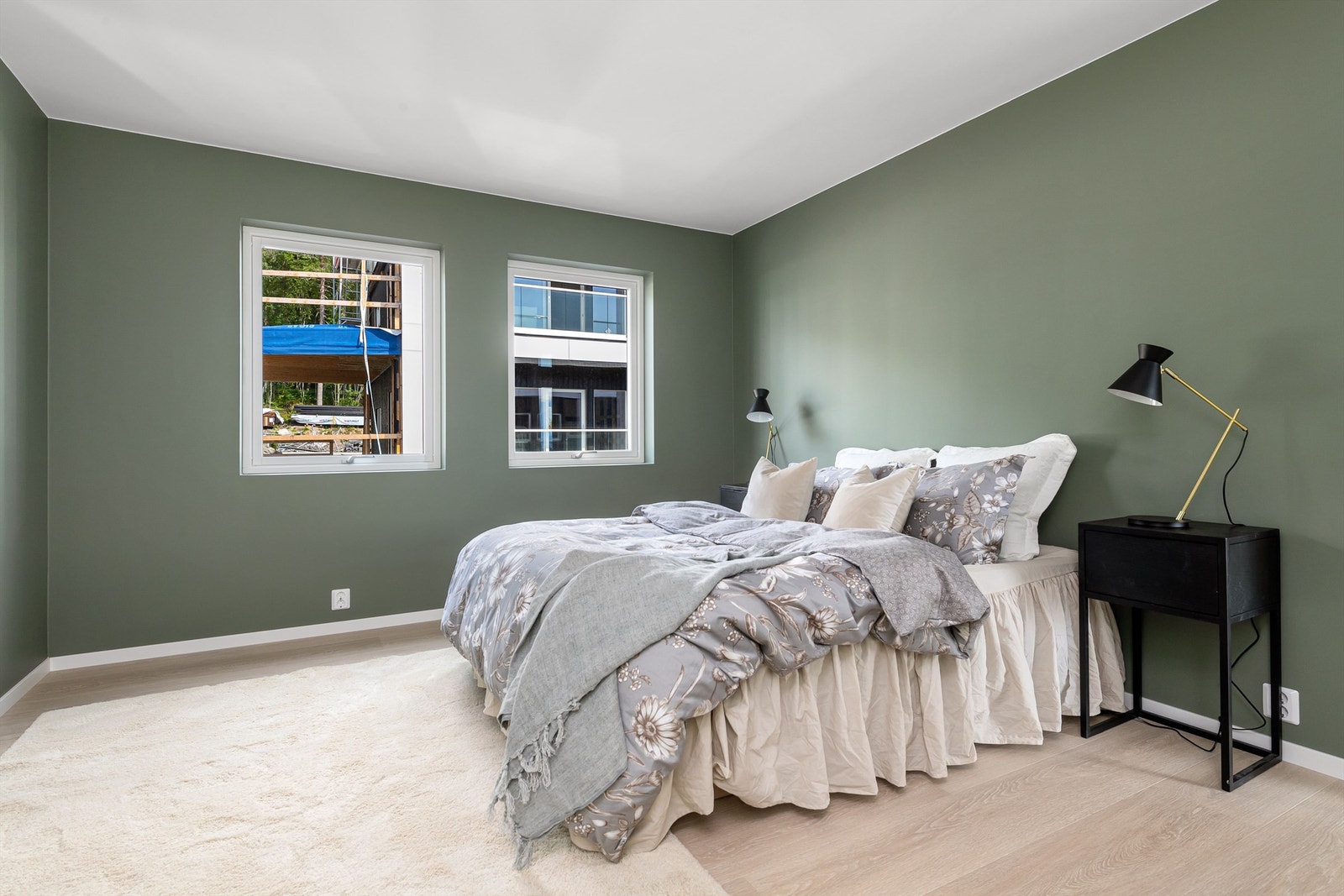 Det er fem soverom i boligen, 4 plassert i 2. etasje og ett i 1. etasje. Galleribilde