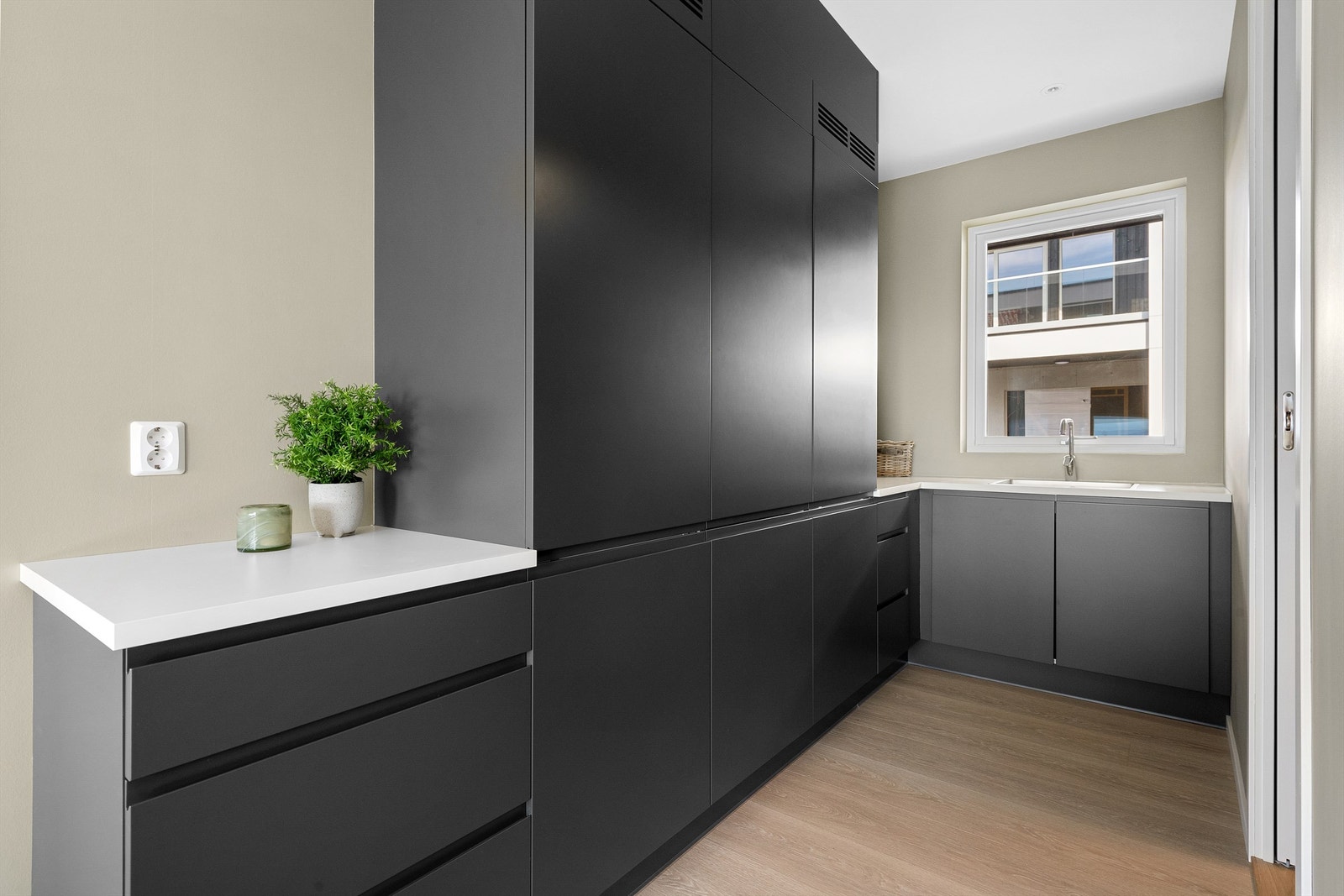 Praktisk grovkjøkken med vask. Galleribilde