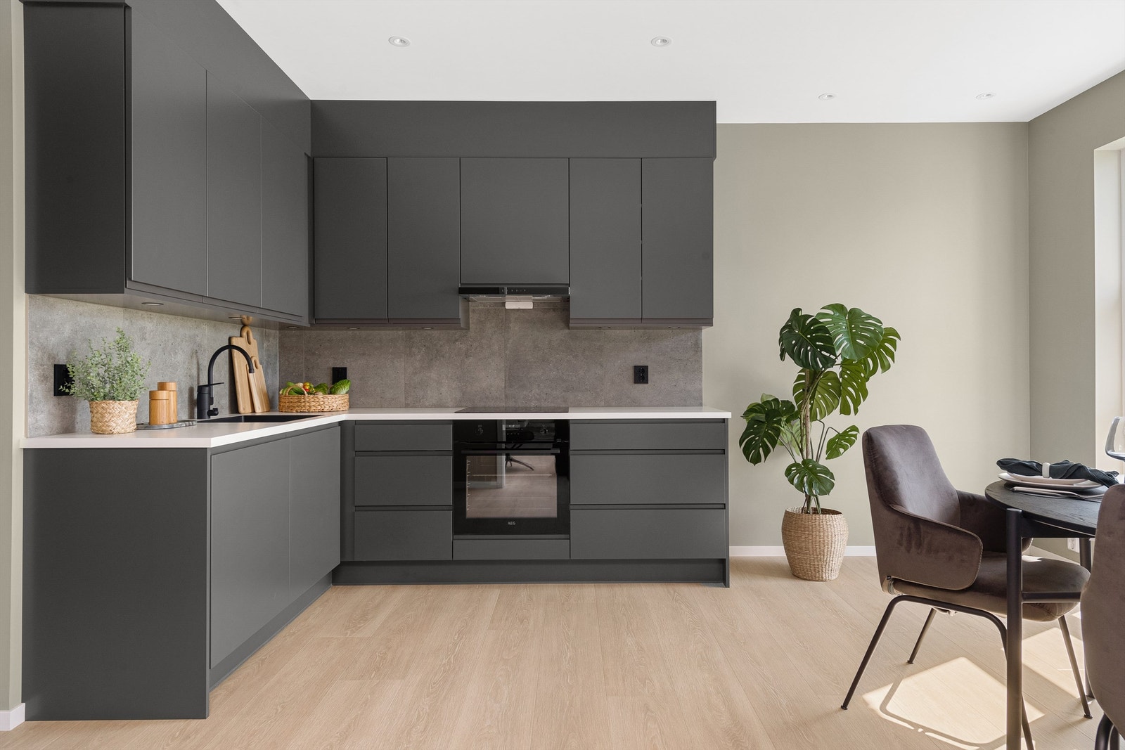 Lekker kjøkkeninnredning med underskap og takhøye overskap, fronter i finer/folie. Galleribilde