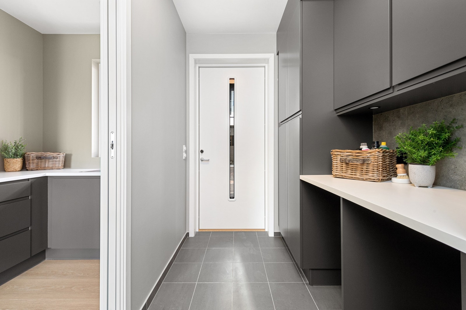 Praktisk vaskerom med egen adkomst og god oppbevaringsplass. Galleribilde