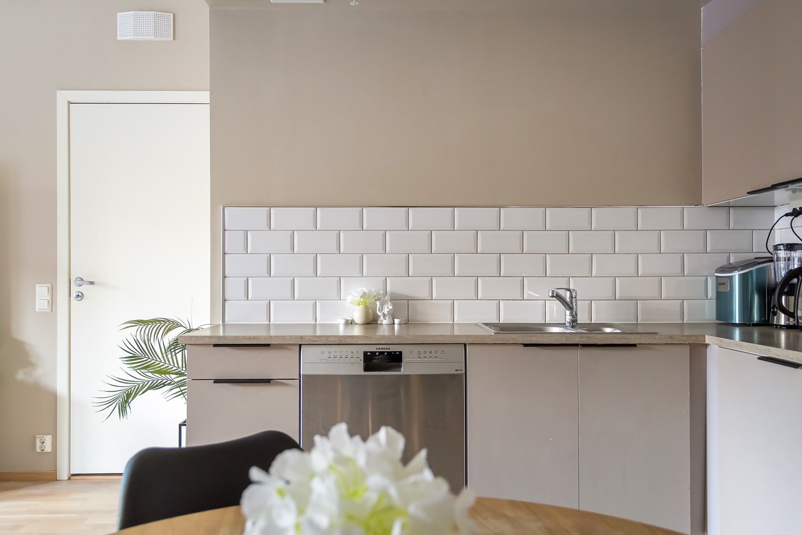 Integrert komfyr med induksjons platetopp. Frittstående oppvaskmaskin og kjøleskap som høyskap. Stoppekraner er montert på kaldt- og varmtvannsinntak i benkeskap. Aquastop er montert på kaldtvannsinntak. Waterguard er montert i
benk. Galleribilde