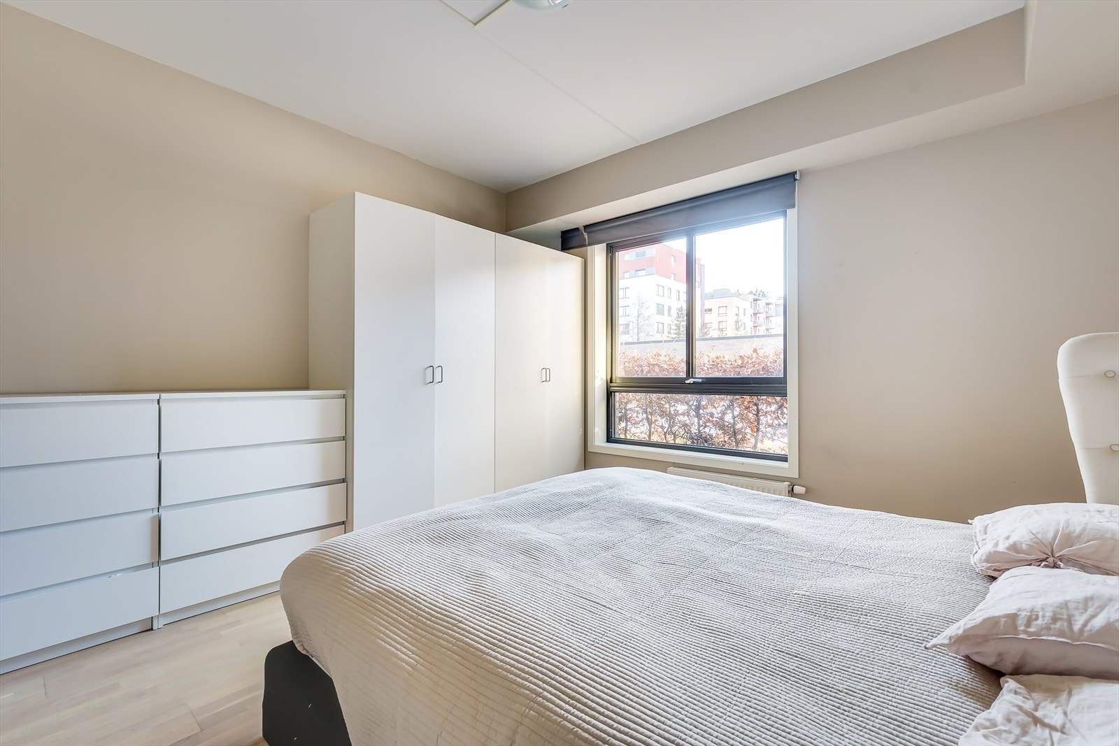 Her har du rikelig med oppbevaringsplass i både skap og skuffer. Galleribilde