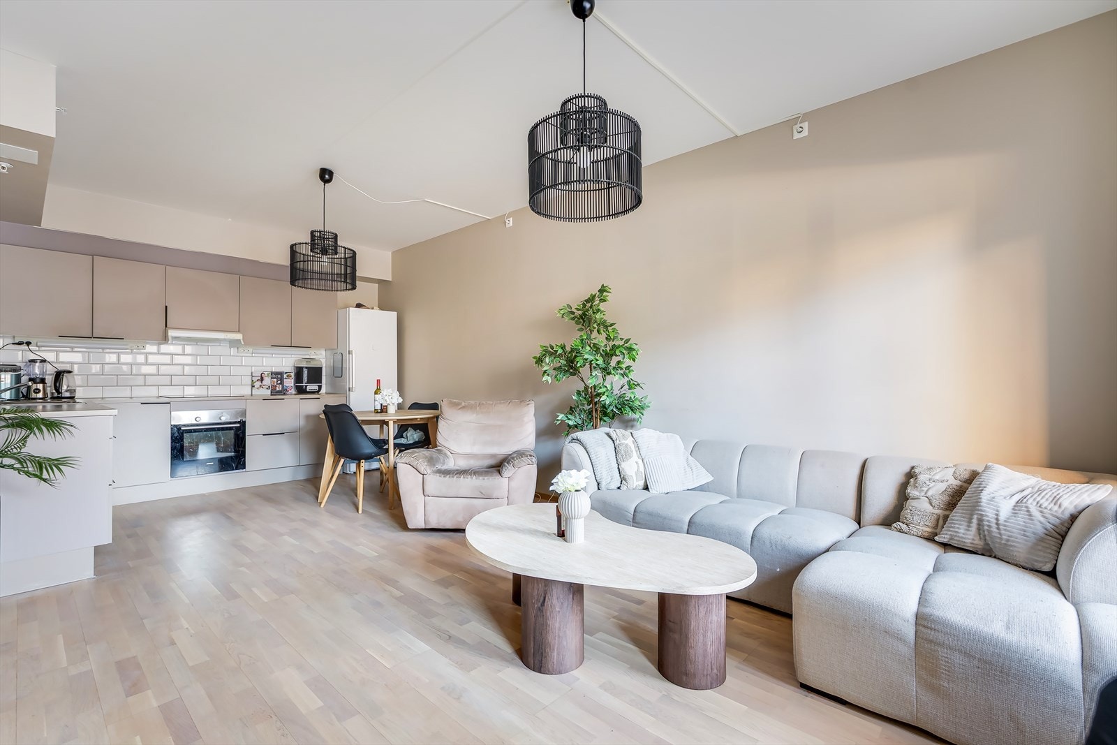 Den sosiale planløsningen gir plass til både sofa og spisestue. Galleribilde