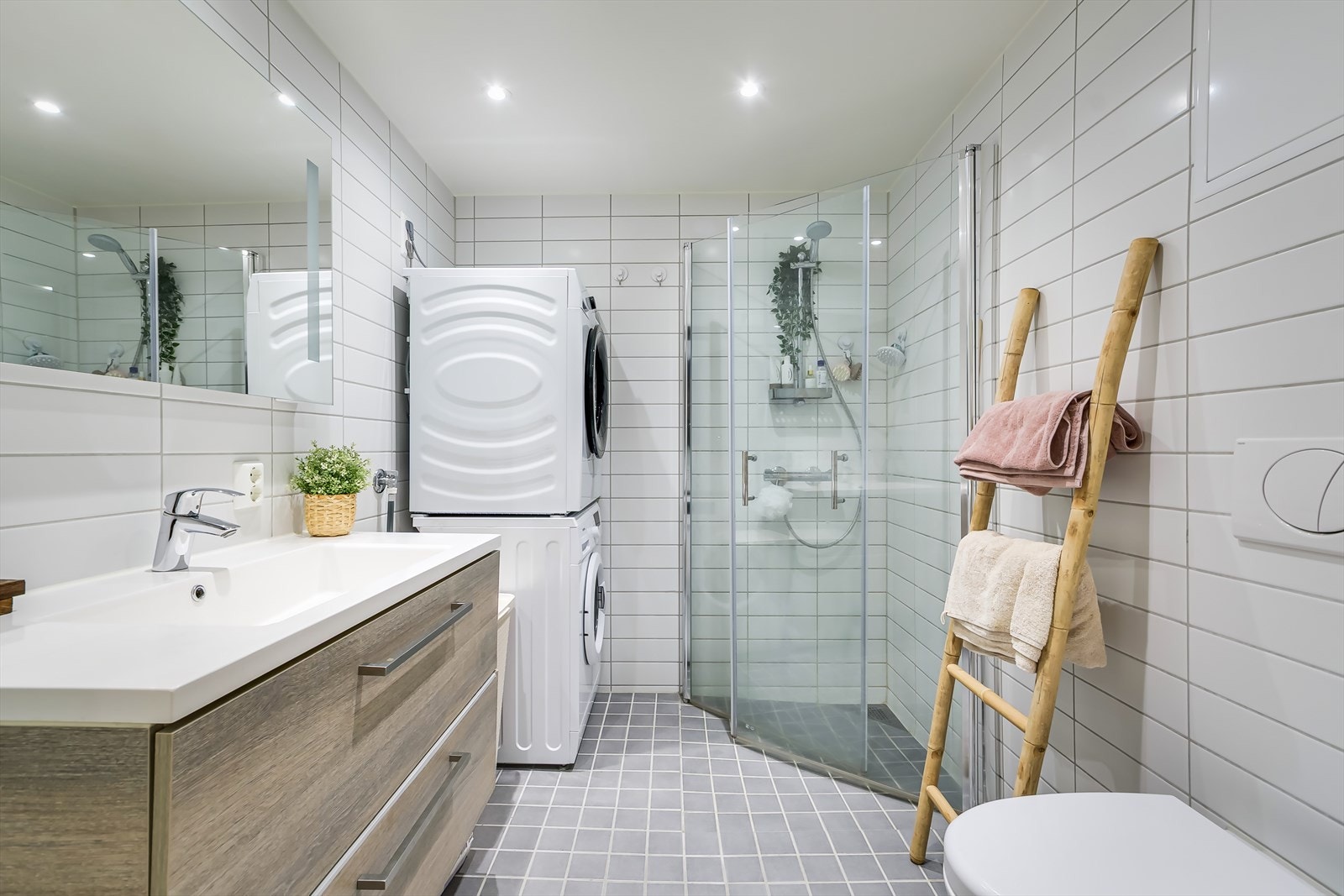 Det flislagte badet er tidløst med flislagte vegger og gulv. Galleribilde