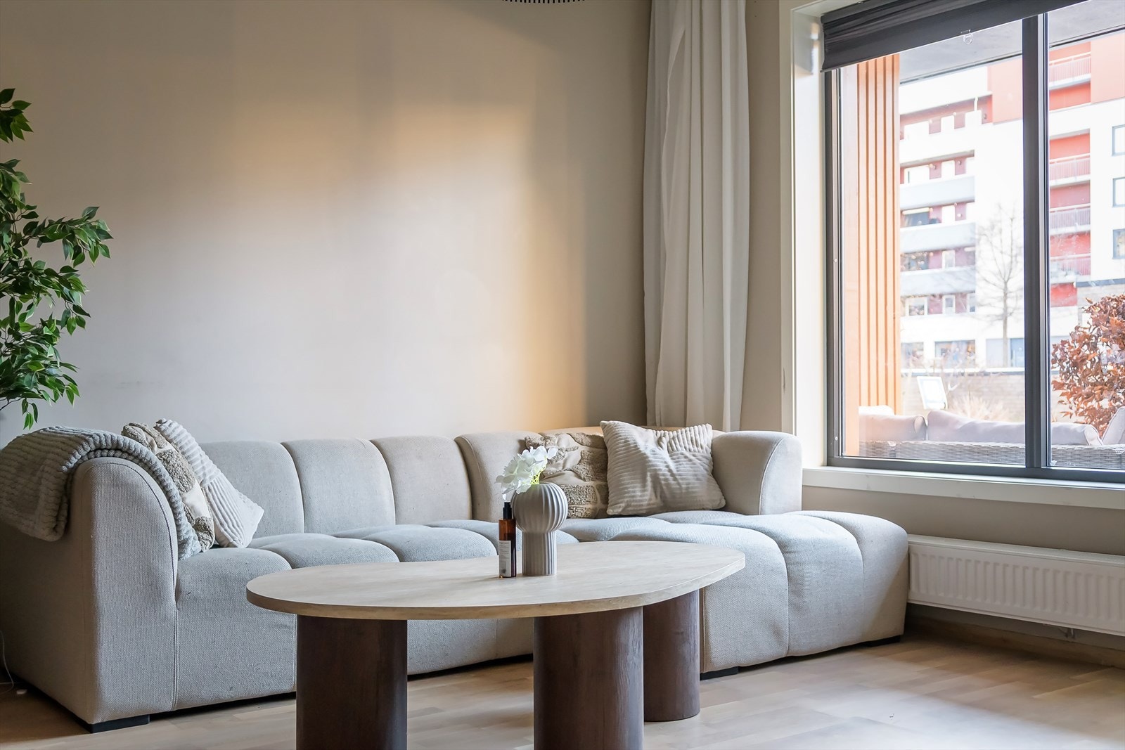 Stuen gir god plass til innredning i forskjellige soner. Galleribilde