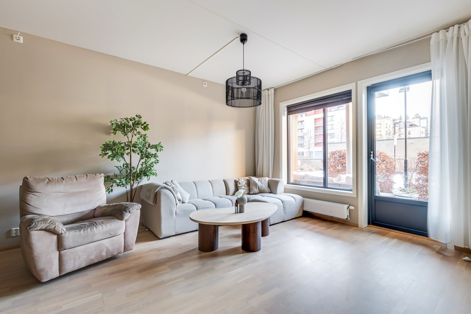 Leiligheten er lys og behagelig, med duse fargevalg og store vindusflater. Galleribilde