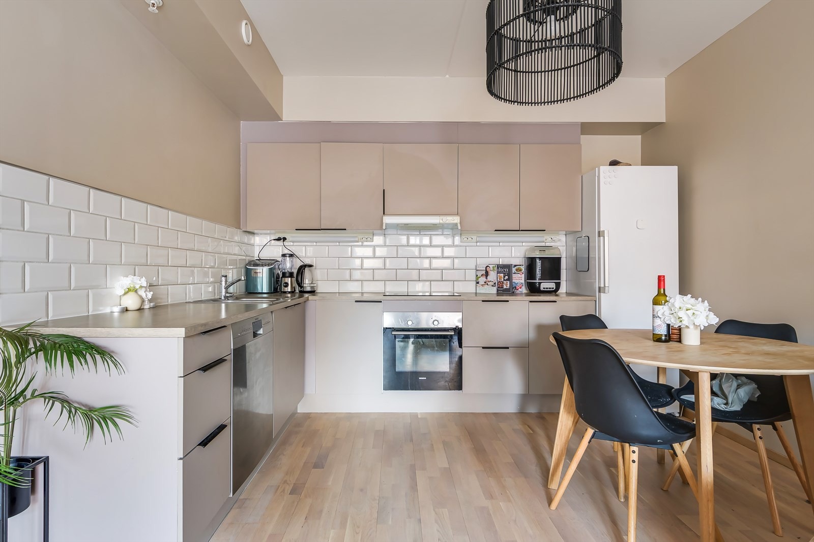 Har har du rikelig med skap- og benkeplass å boltre deg på! Galleribilde