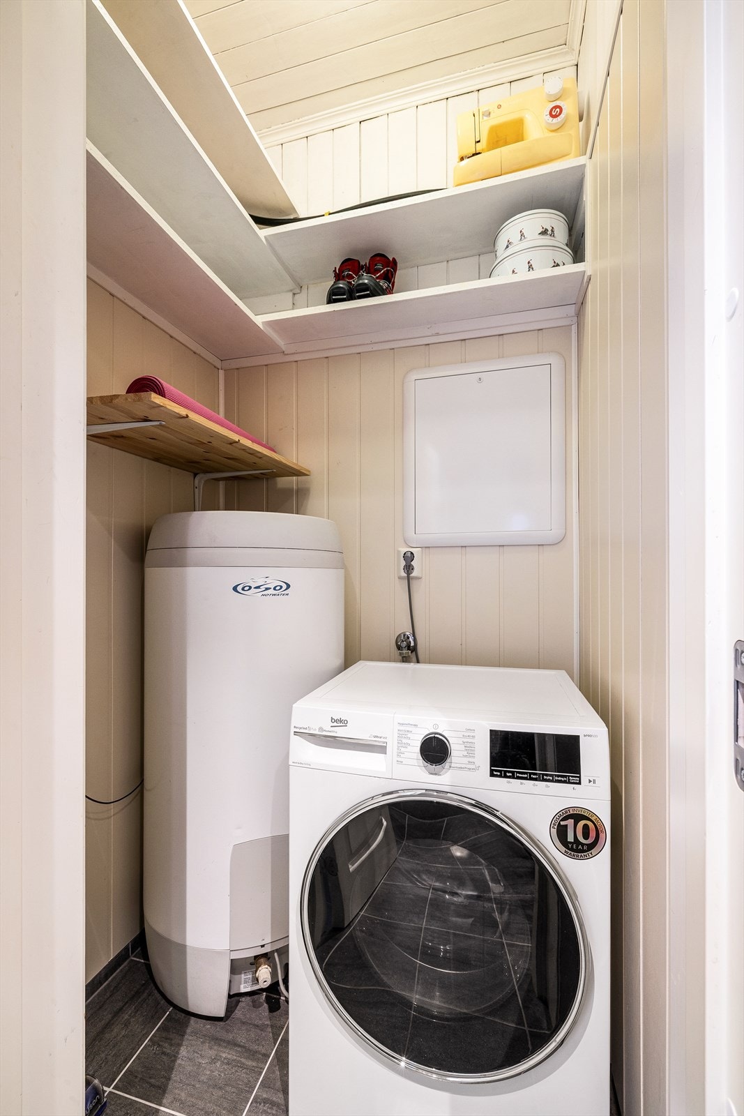 Praktisk vaskerom med opplegg for vaskemaskin. Galleribilde