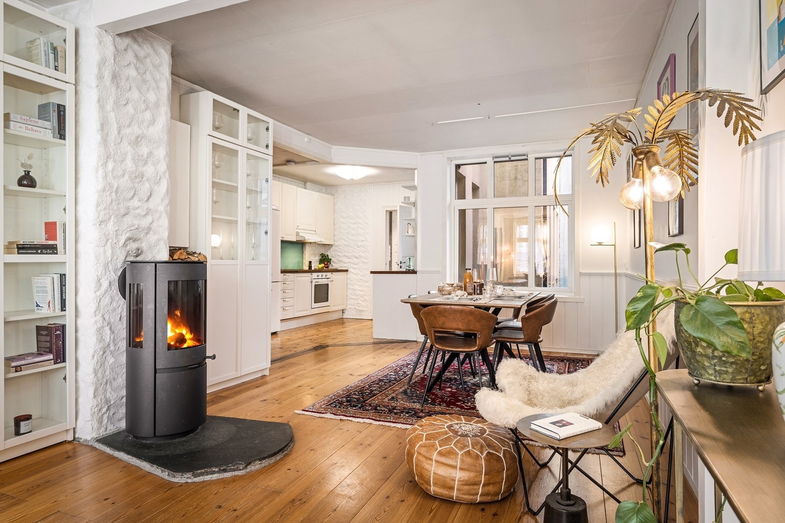 En sjarmerende og romslig leilighet med god planløsning, fine oppholdsrom og en kombinasjon av klassiske detaljer og løpende oppgraderinger. Galleribilde