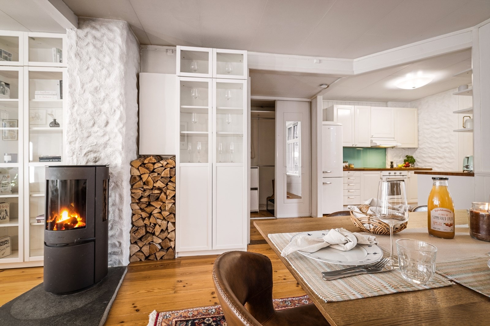 I stuen er det innredet med peis som gir en lun og koselig atmosfære - perfekt for kjølige høst- og vinterkvelder. Galleribilde