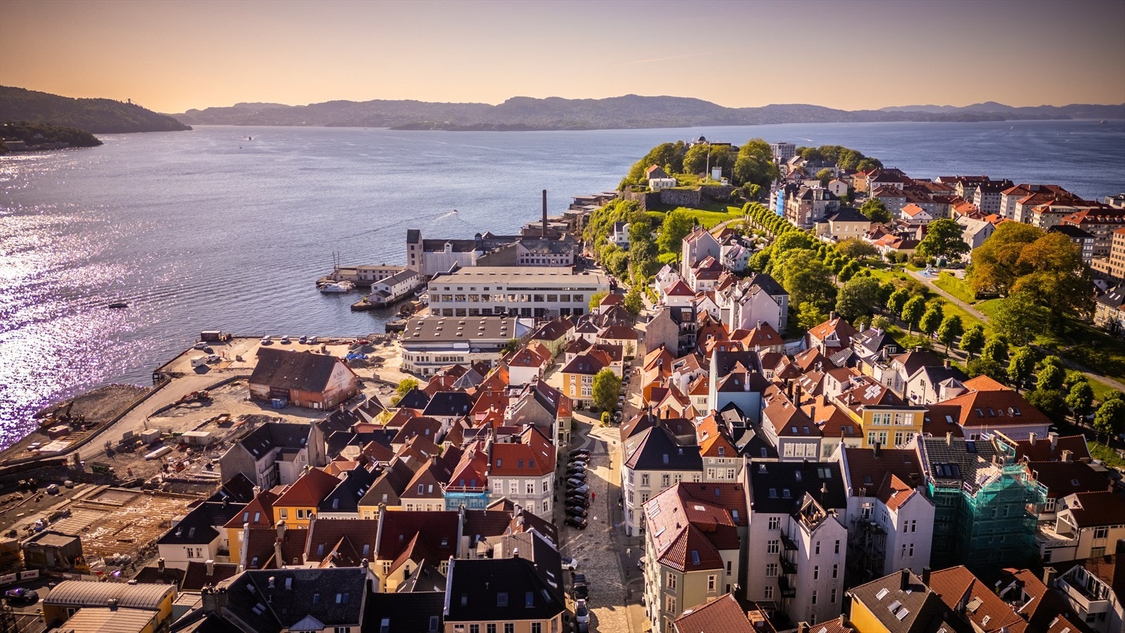 Her bor du i et av Bergens mest sjarmerende boligområder, omgitt av brosteinsbelagte smau, tradisjonell trehusbebyggelse og klassiske bygårder som gir området sin helt særegne atmosfære. Galleribilde