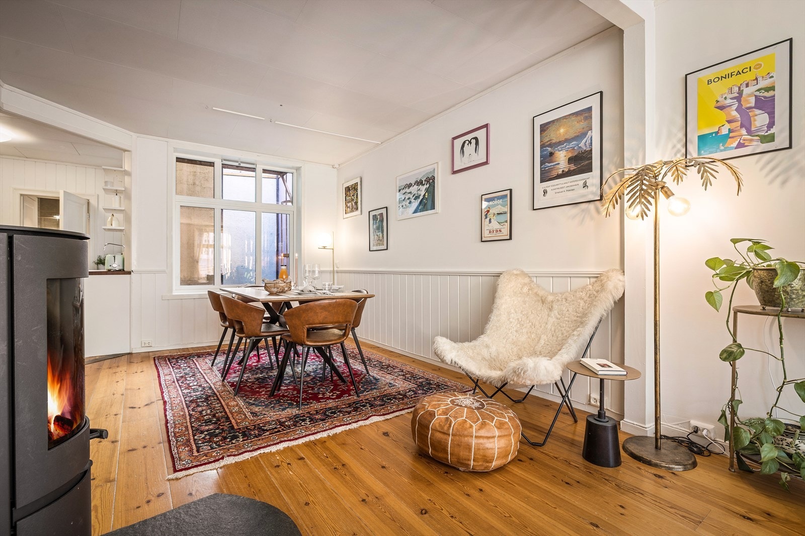 Det er gjennomgående tregulv i leiligheten, med unntak av bad og bod Galleribilde