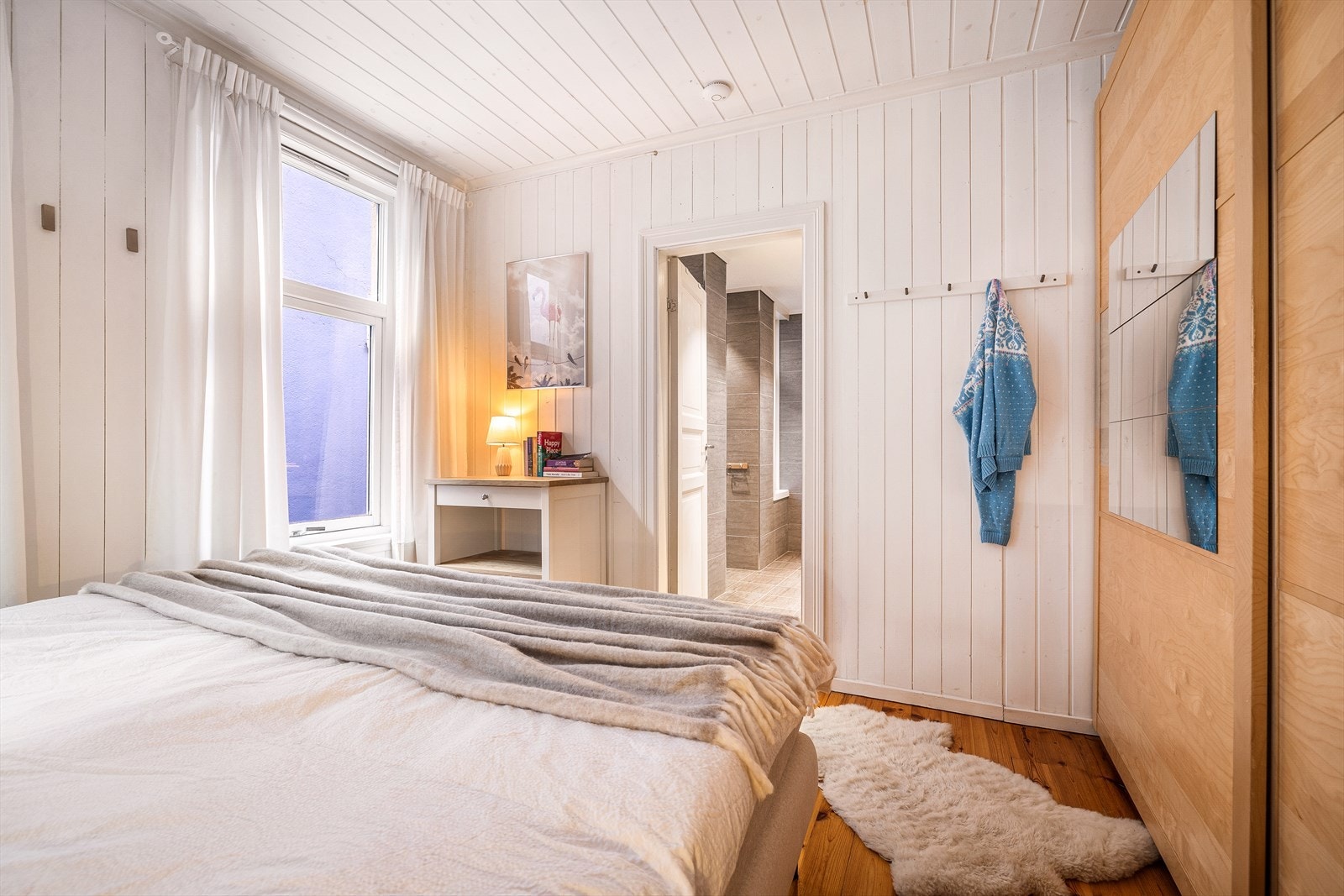 Soverommet er innredet med en romslig skyvedørsgarderobe. Galleribilde