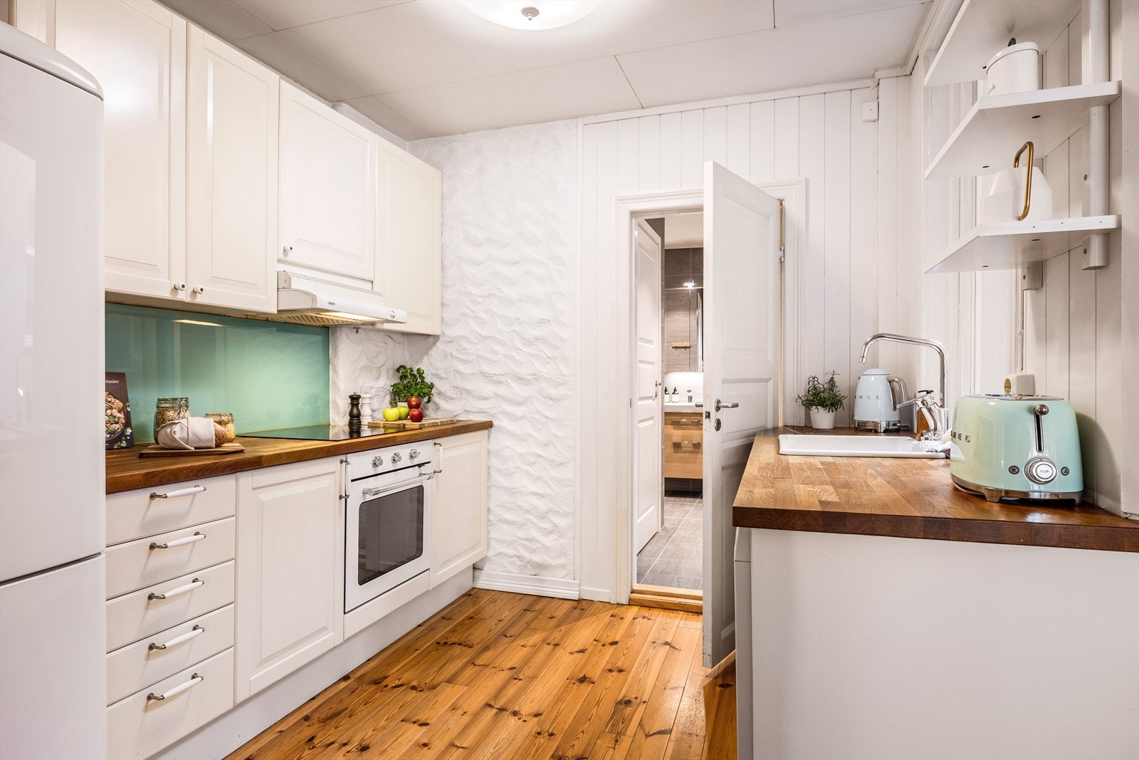 Kjøkkenet har en tidløs innredning med profilerte fronter og benkeplate i tre. Galleribilde