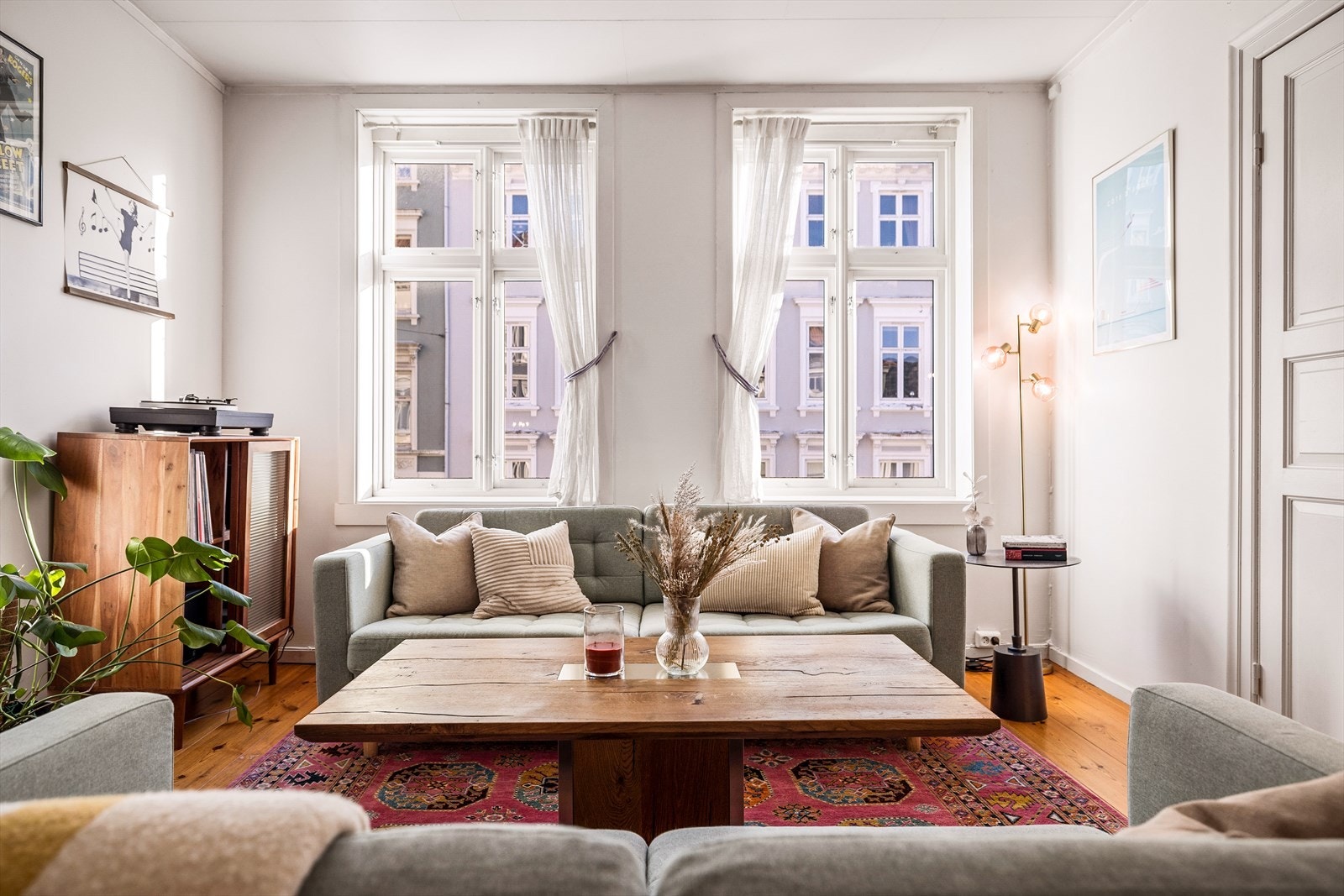 I stuen er det rikelig med naturlig lysinnslipp. Galleribilde