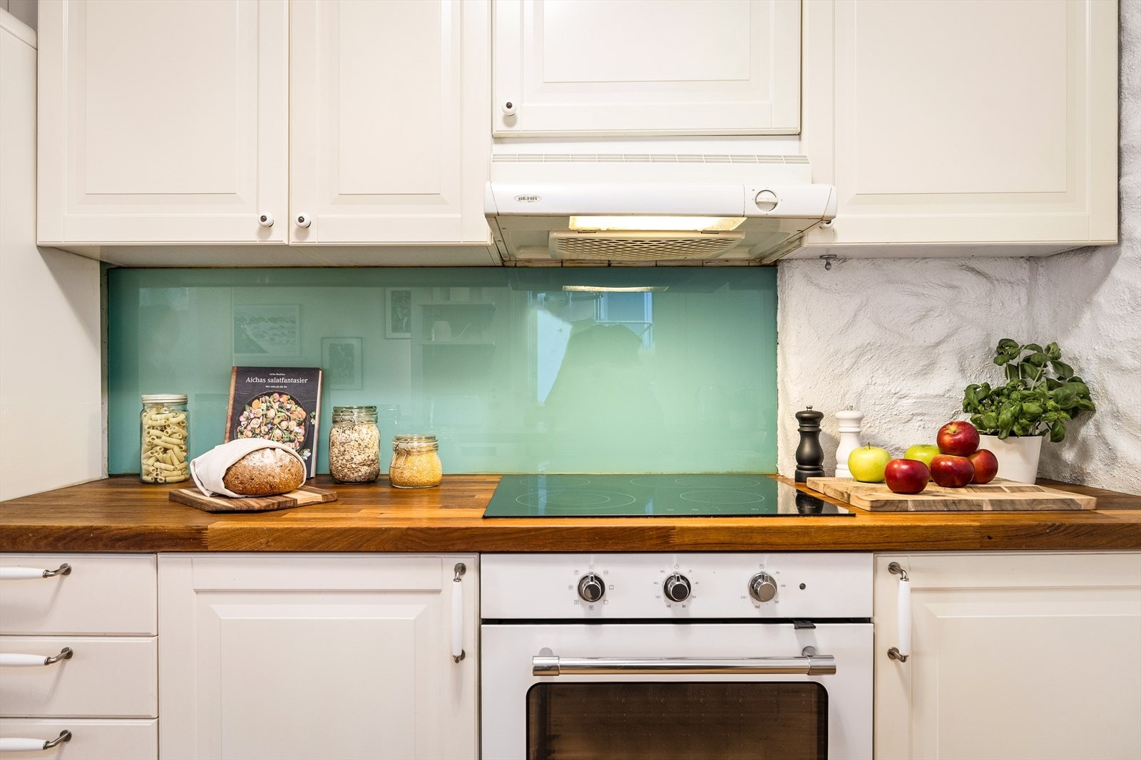 Integrerte hvitevarer består av stekeovn og platetopp. Galleribilde