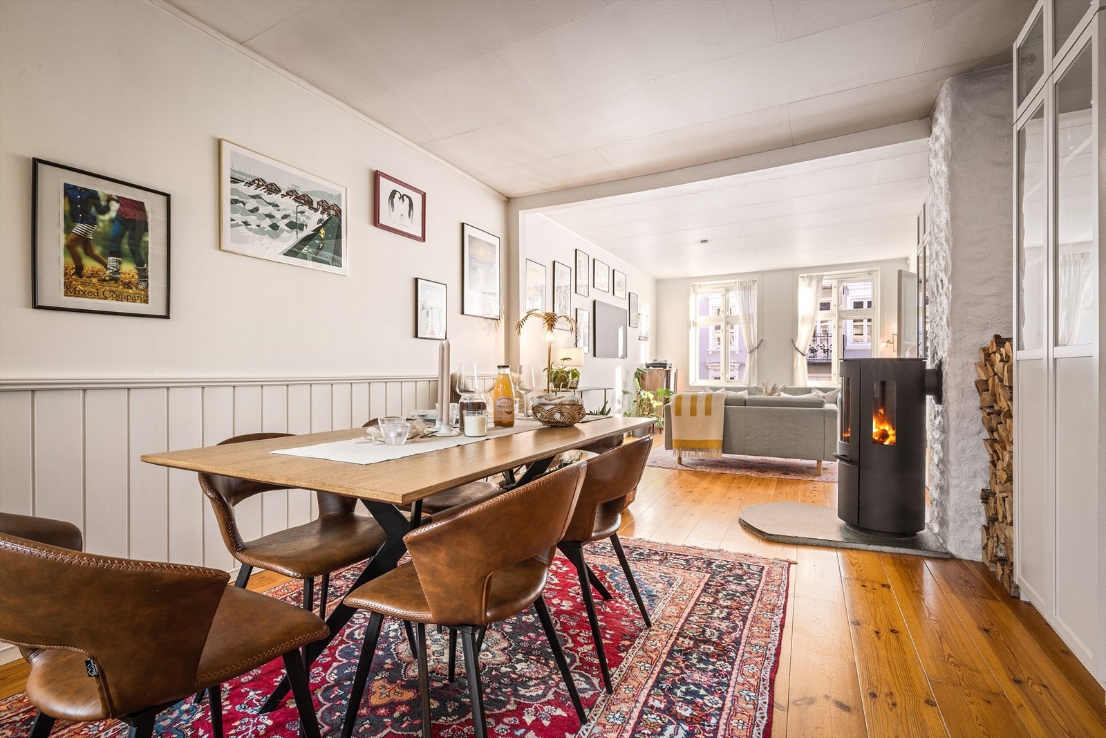 Leiligheten ligger i byggets 3. etasje og har en gjennomtenkt og funksjonell planløsning som gir en god romfølelse og fine lysforhold. Galleribilde