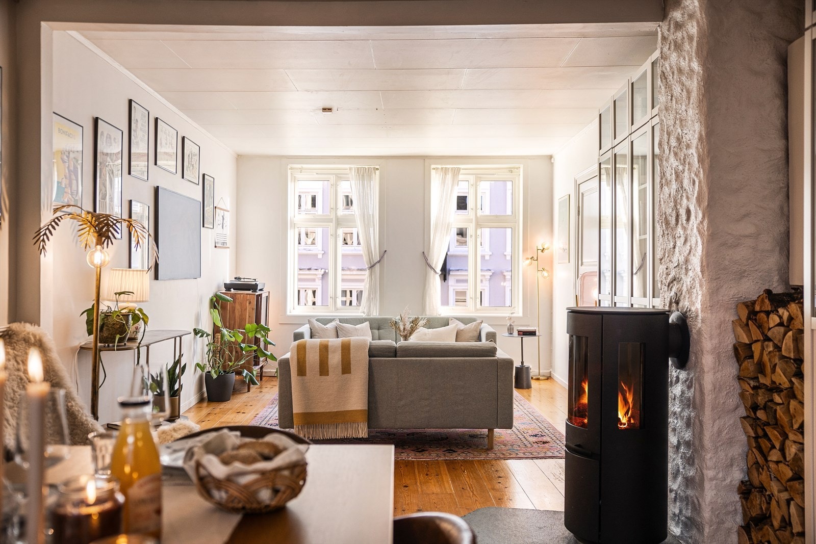 Leiligheten fremstår som innbydende og kombinerer klassisk bygårdsjarm med praktiske løsninger tilpasset moderne bruk. Galleribilde