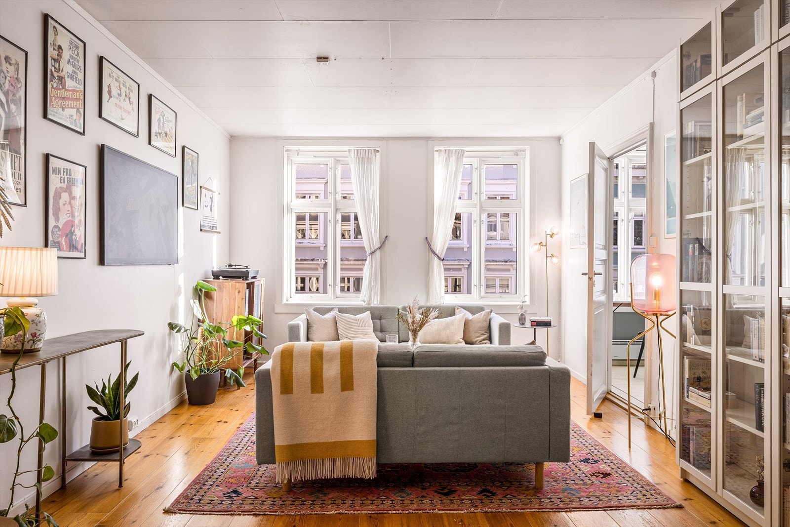 Leiligheten ligger i en karakterfull bygård midt i hjertet av solsiden av Nordnes. Galleribilde