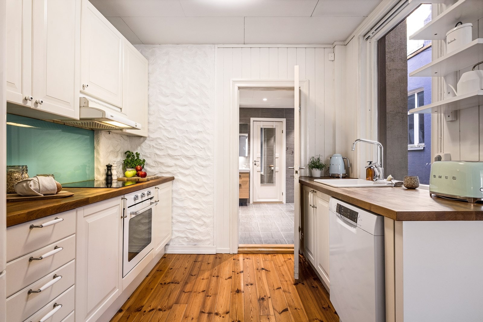 Det er god skap- og benkeplass, noe som gjør kjøkkenet både funksjonelt og praktisk i hverdagen. Galleribilde