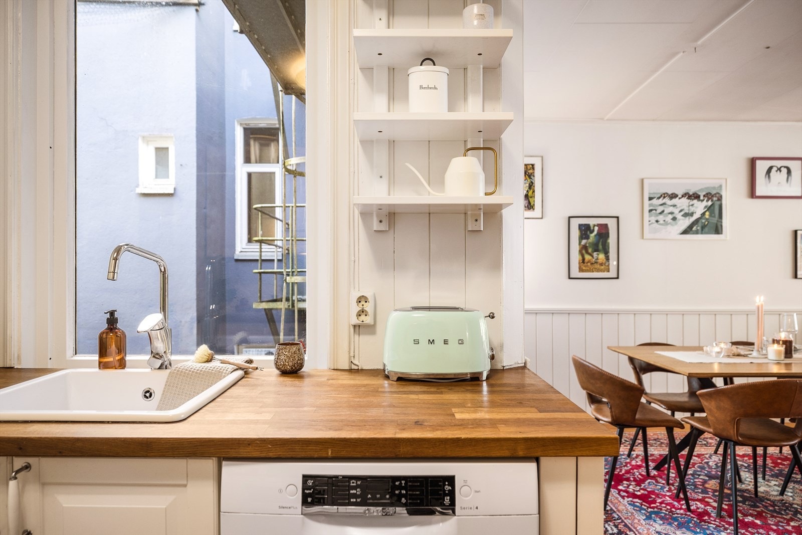 Kjøkkenet har opplegg for oppvaskmaskin. Galleribilde