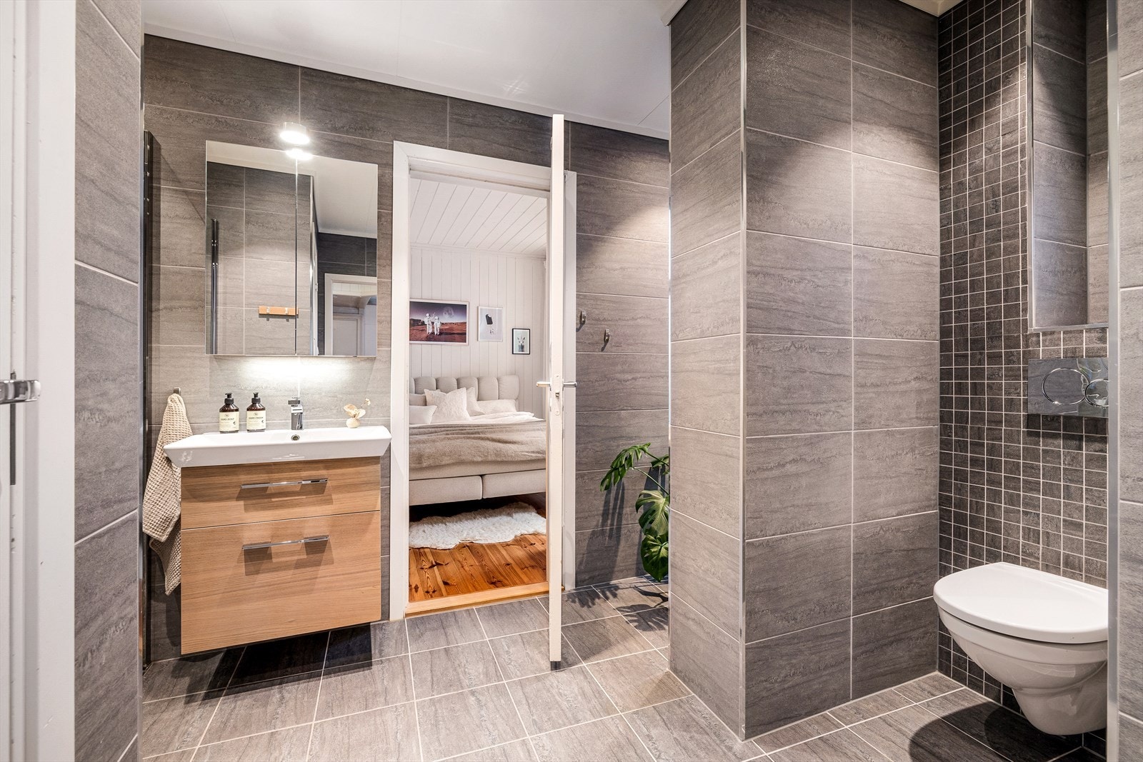 Lekkert og moderne helfliset bad. Galleribilde