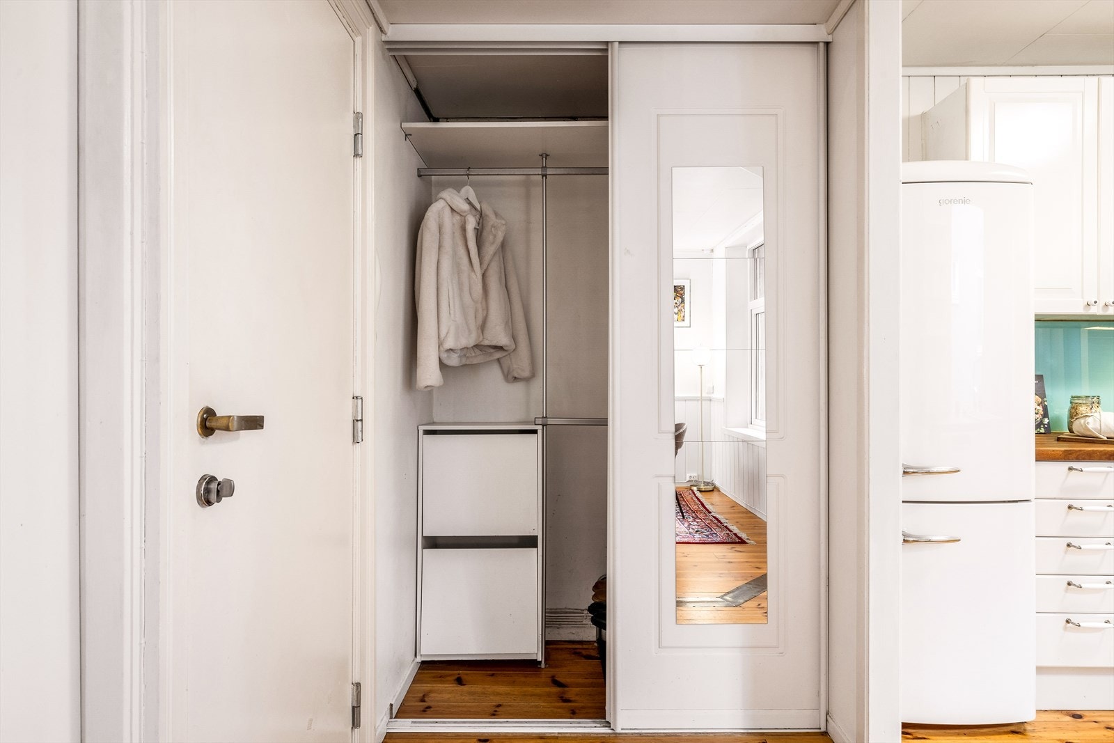 Velkommen inn - Entreen er innredet med et praktisk garderobeskap. Galleribilde