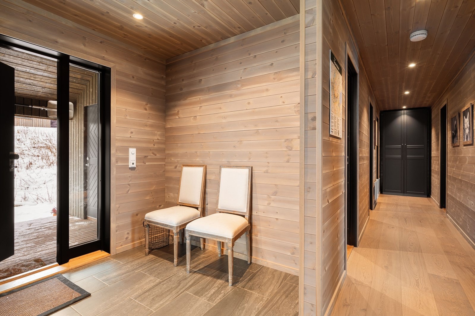 Det første som møter deg er en stor og romslig entré/gang Galleribilde