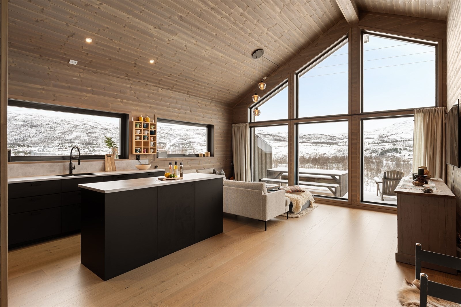 Fra stuen og kjøkkenet kan du nyte utsikten mot fjellandskapet Galleribilde