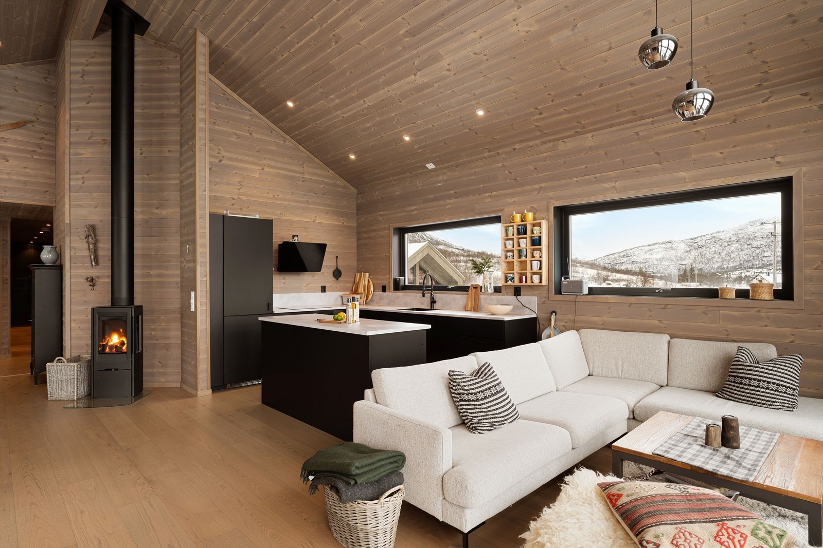 Vinduer på alle sider og spotter i tak Galleribilde