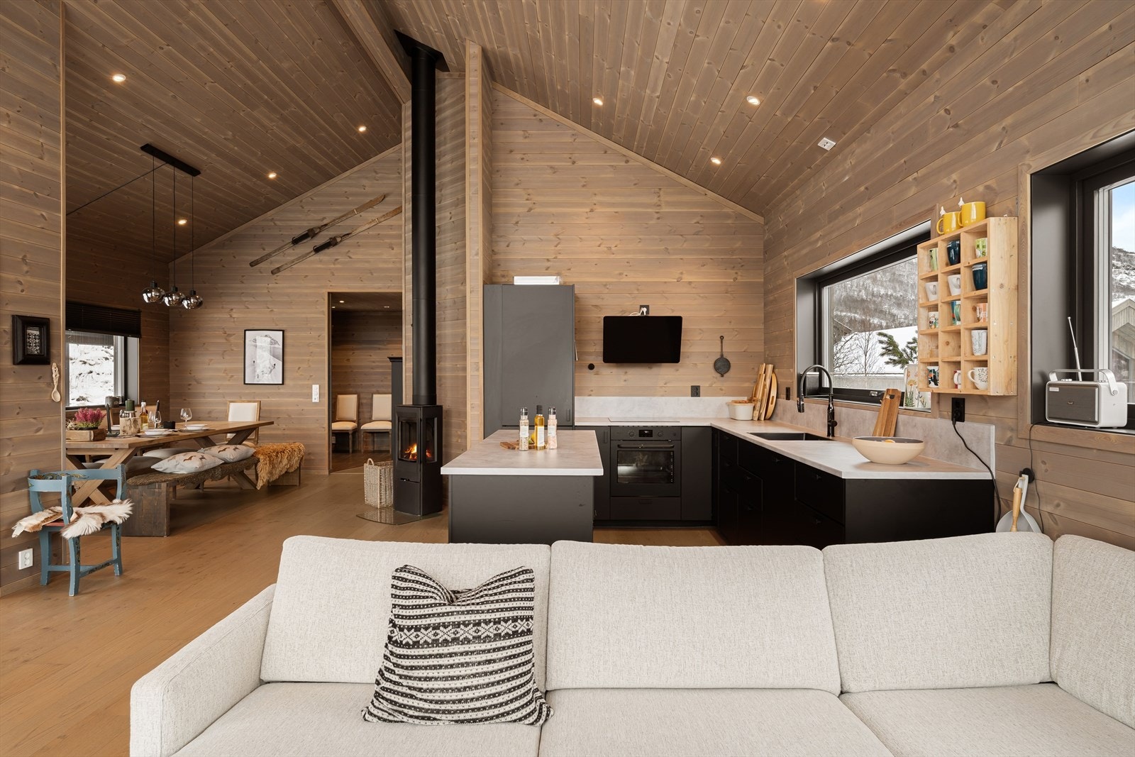 Lekker hytte med gjennomgående god standard og åpen løsning mellom stue, kjøkken og spisestue Galleribilde