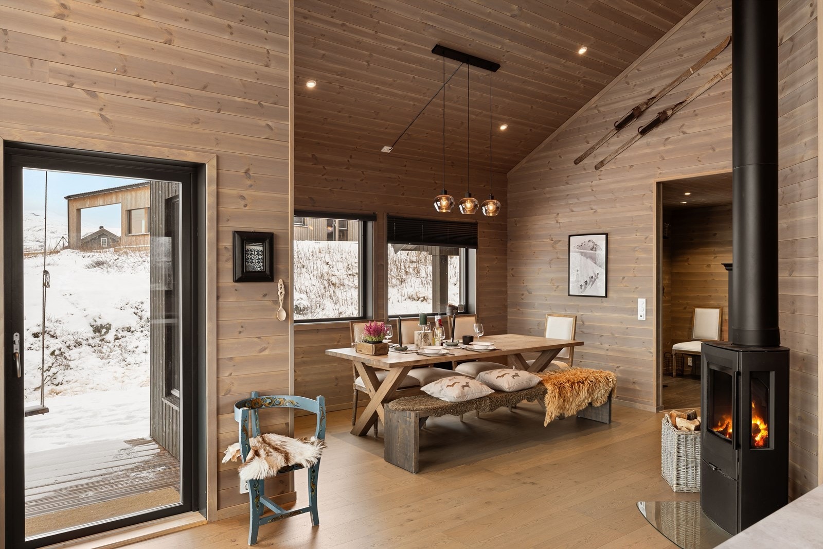 Ved peisen kan du ha spisestue, praktisk beliggende rett ved kjøkkenet Galleribilde