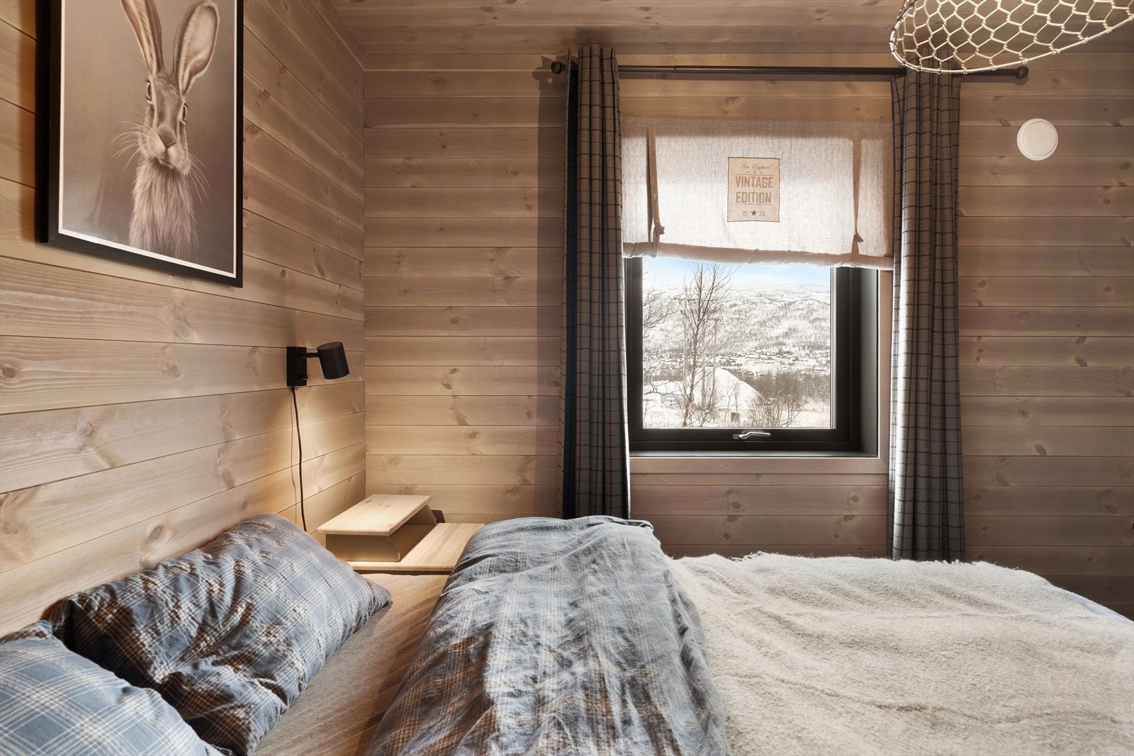 Plass til dobbelseng og nattbord Galleribilde