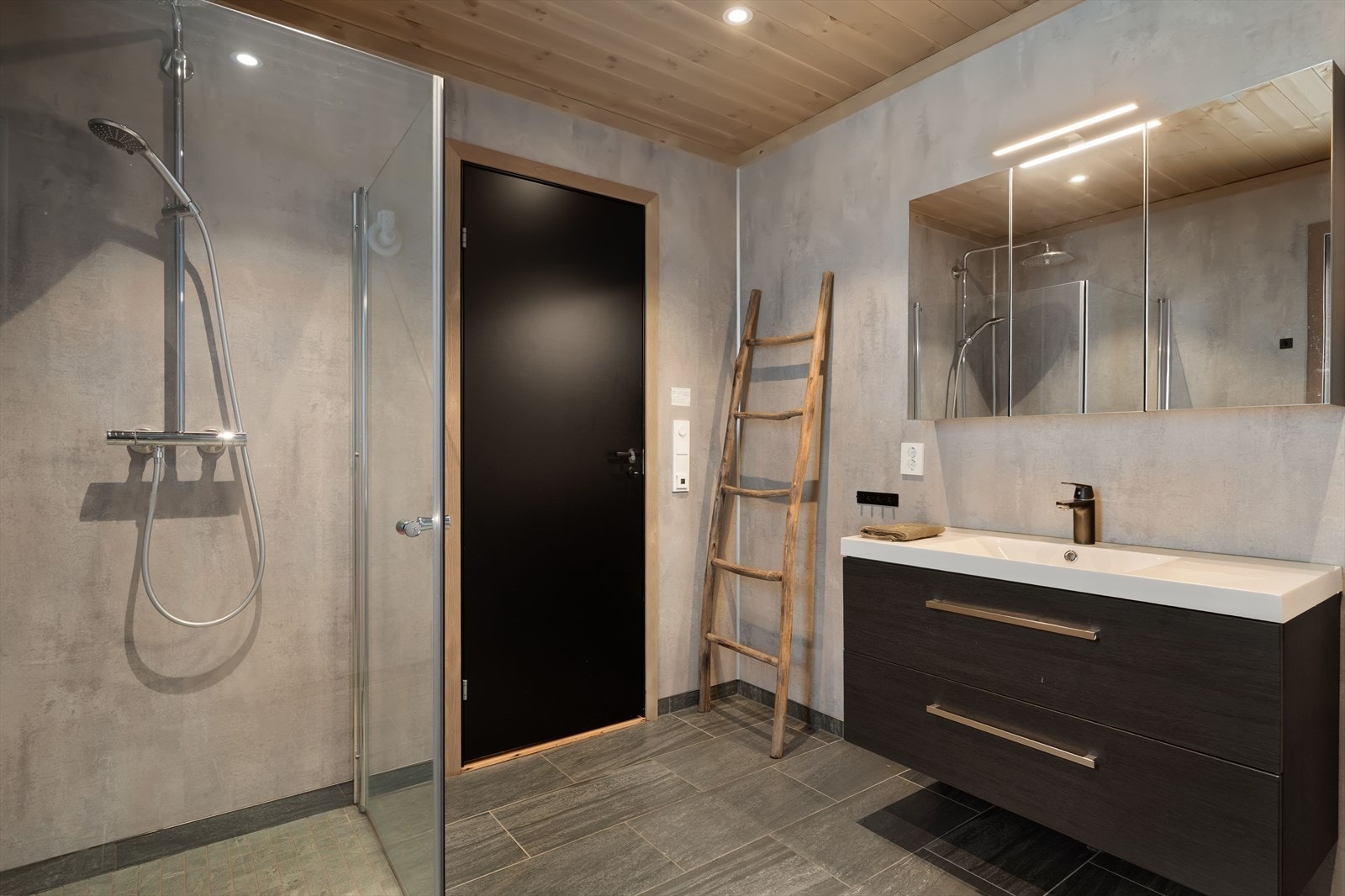 Lekkert og romslig bad med fliser på gulv og våtromsplater på veggene Galleribilde