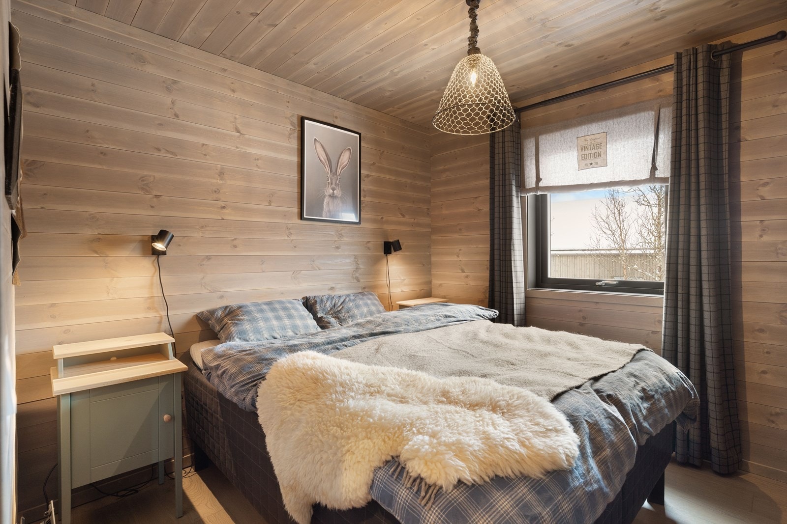 Soverommene er tidløs og pent innredet med panel p åvegger og i tak, og laminat på gulv Galleribilde