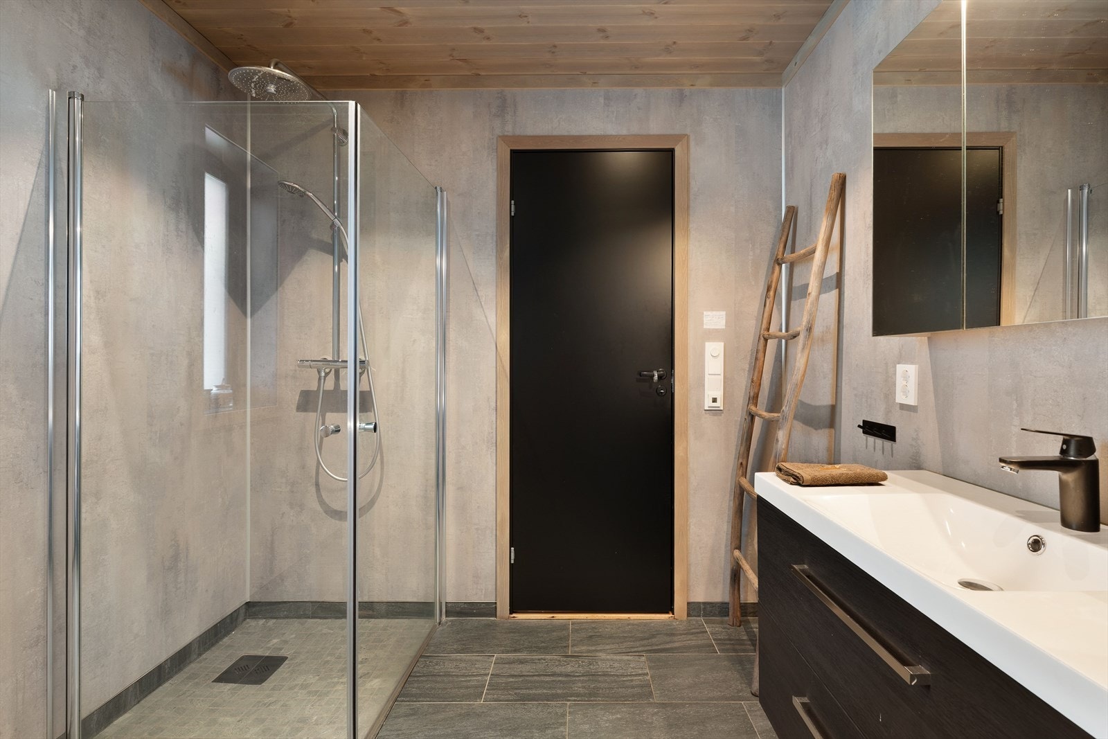 Badet har varmekabler i gulvet og innfellbare dusjvegger Galleribilde