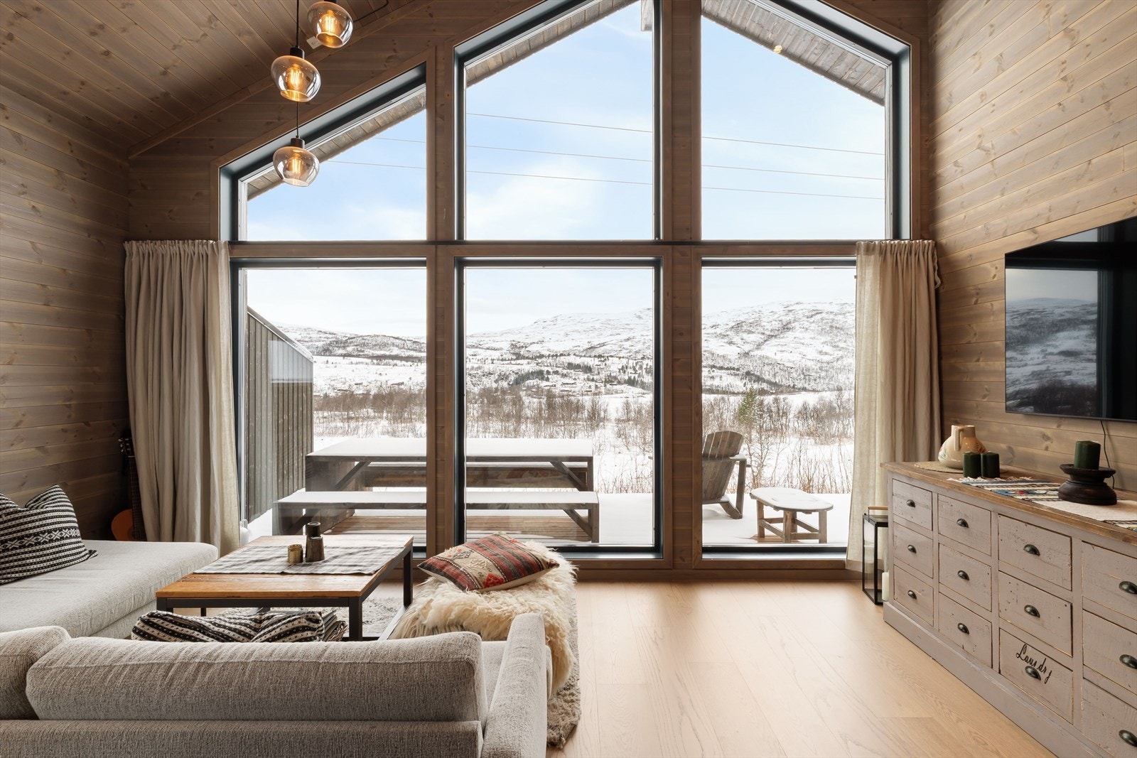 Store vindusflater slipper inn naturlig lys, samtidig som du kan nyte utsikten Galleribilde