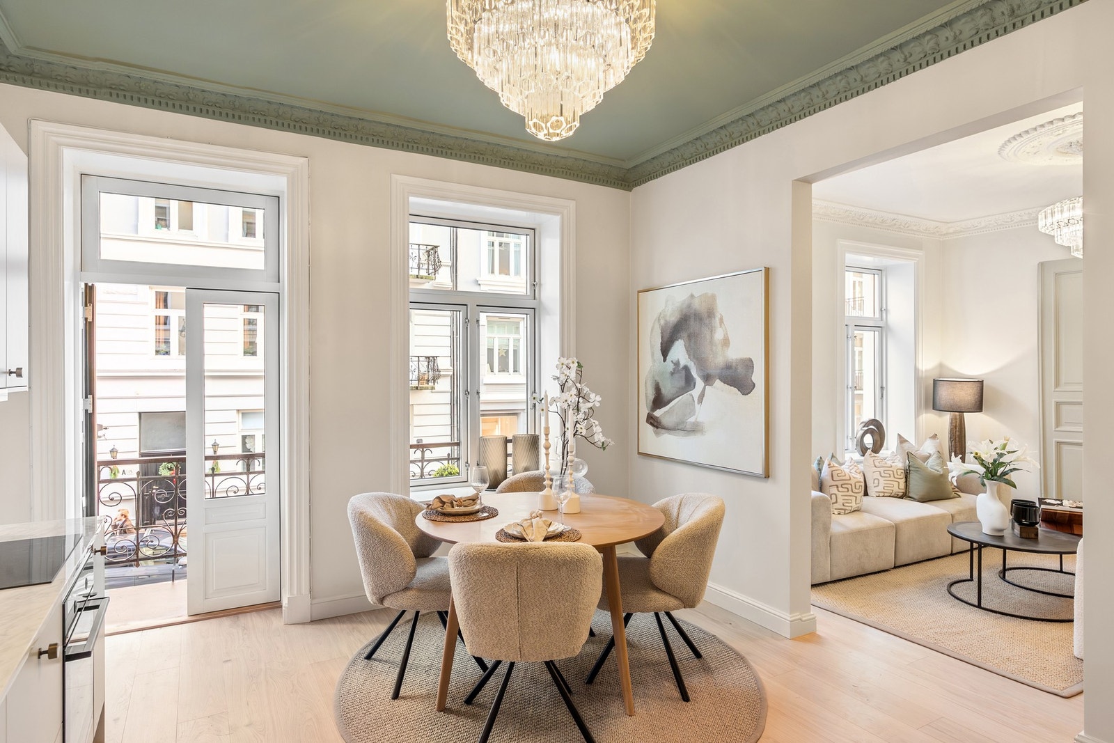 Fra kjøkkenet er det adkomst til en flott balkong. Galleribilde