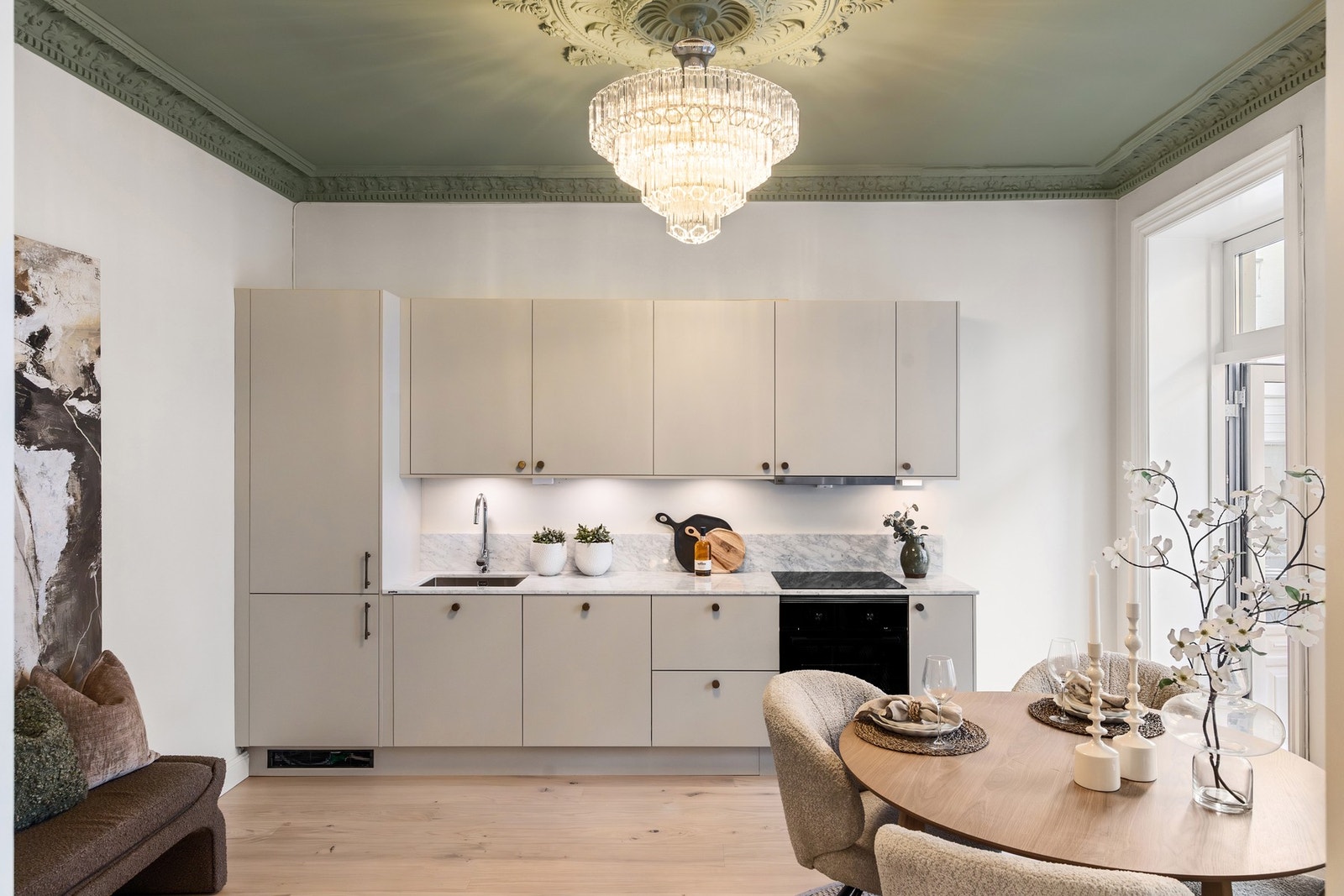 Pent og moderne HTH-kjøkken med benkeplate i stein fra Granitop. Galleribilde