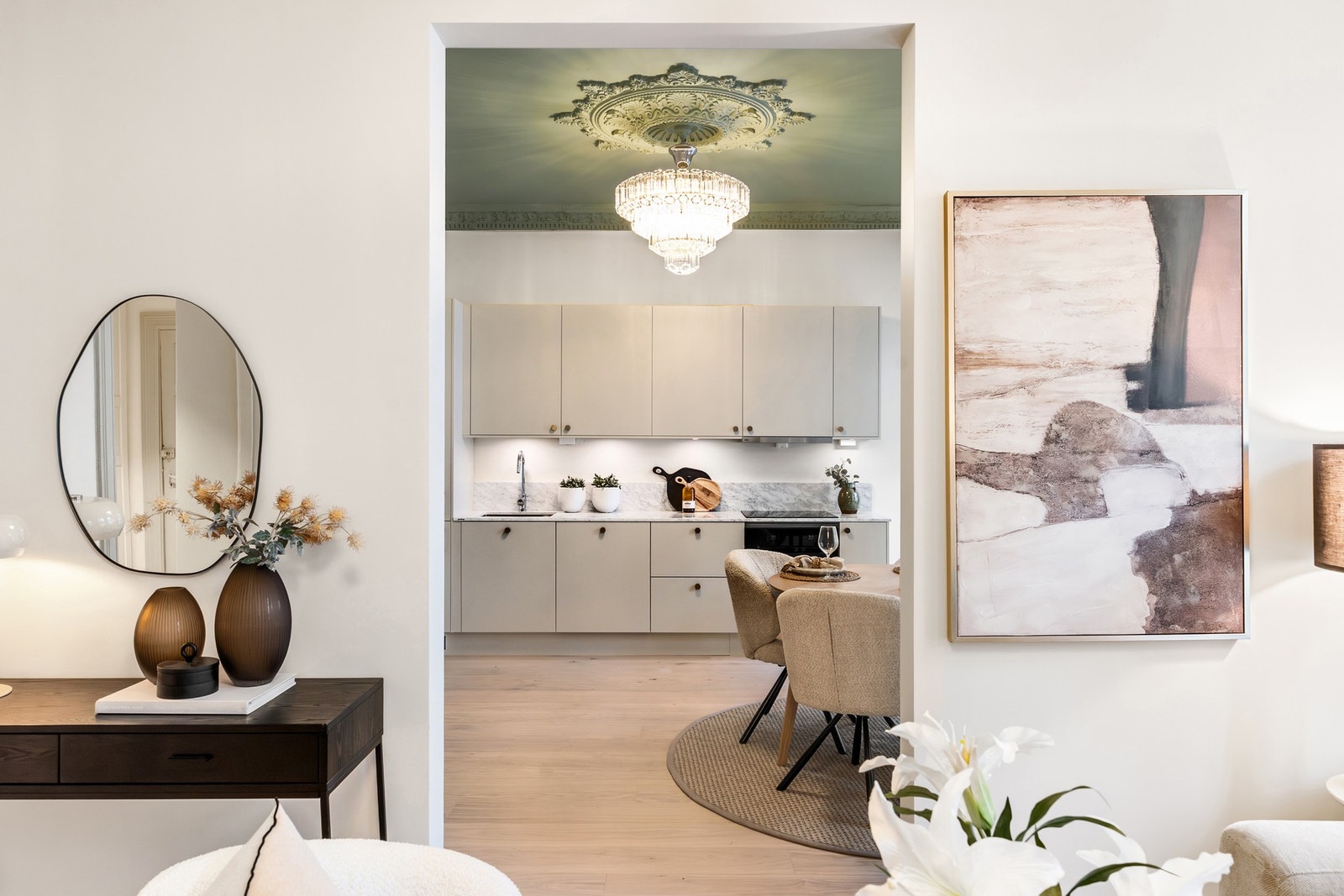 Pen, ny parkett på gulv (gulvet er også avrettet). Galleribilde