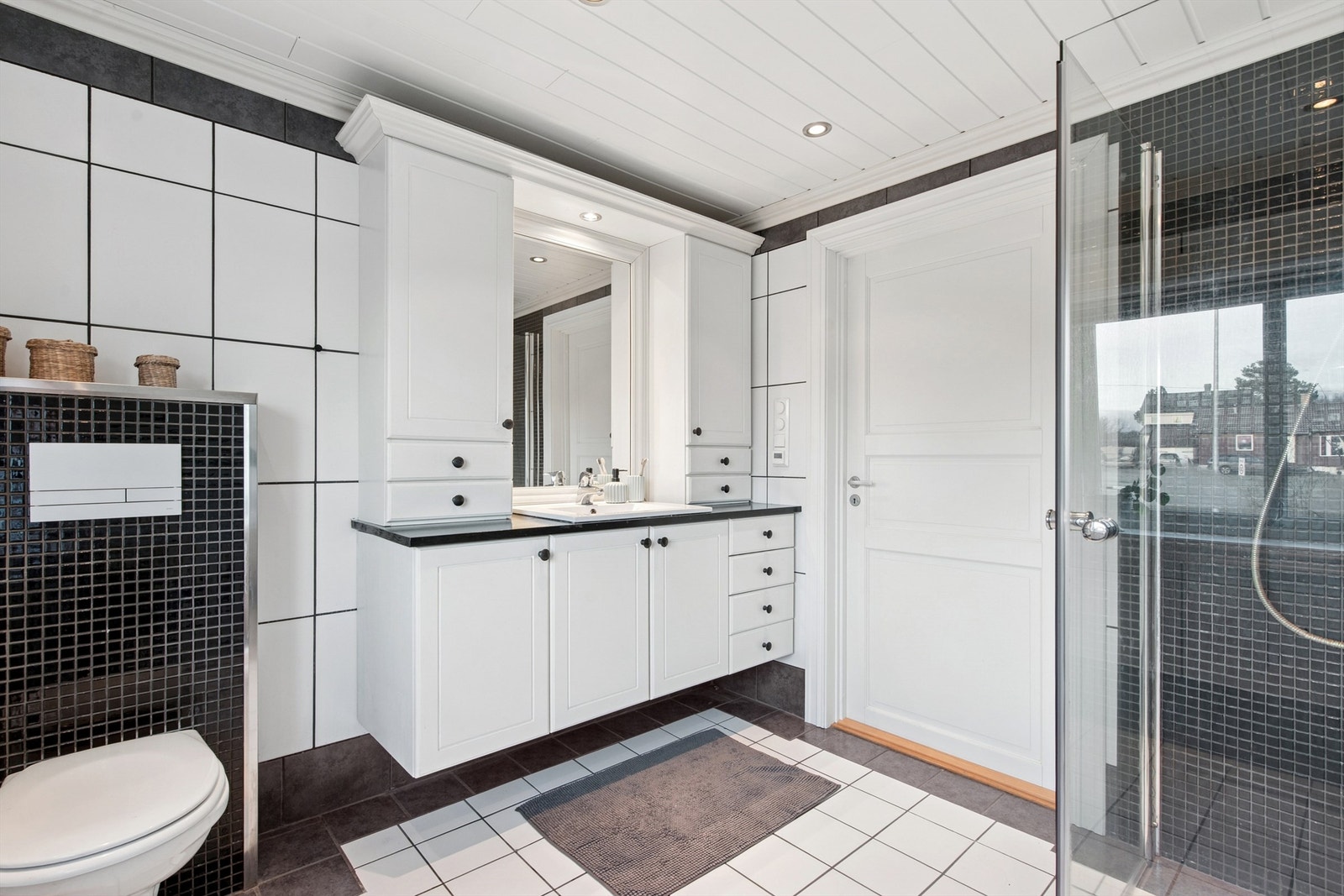 Badet har også bred servantinnredning med mye skapplass, samt et vegghengt toalett. Galleribilde